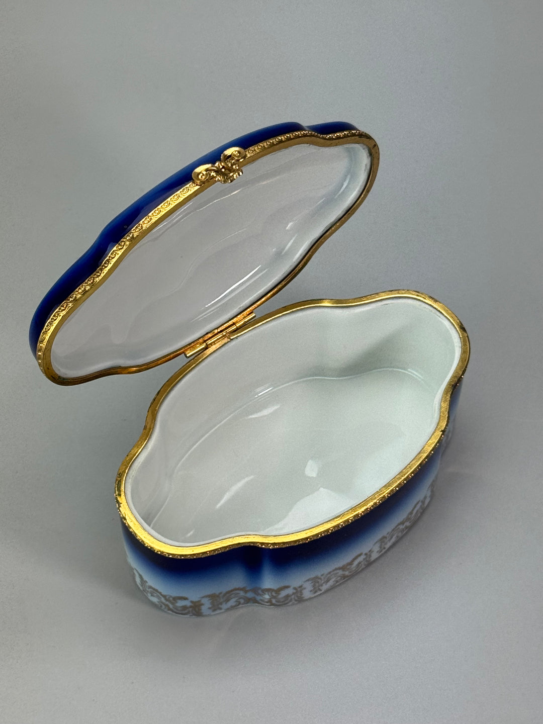 Scatola Portagioie porcellana Limoges decoro floreale blu dettagli dorati