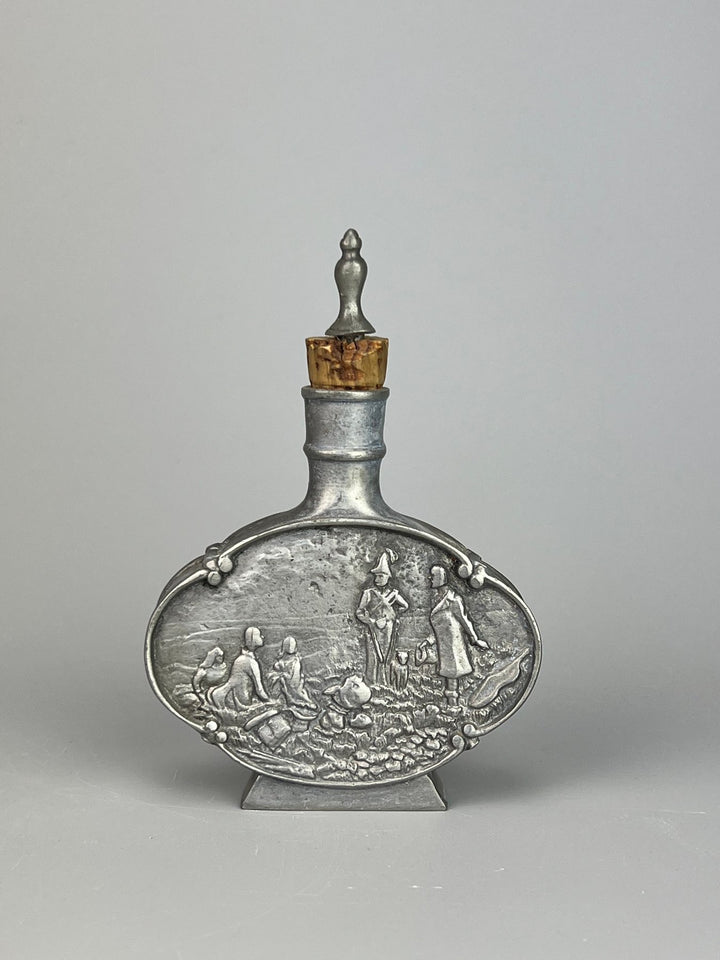 Fiaschetta in peltro decorato – Scena contadina