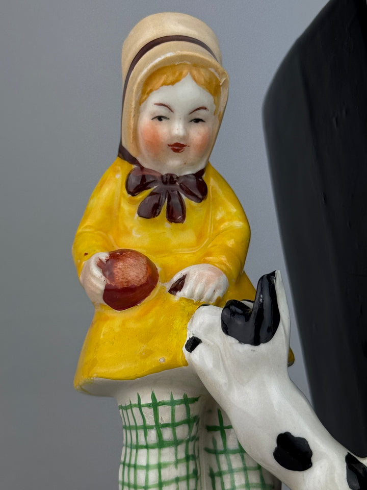 Coppia di fermalibri vintage in porcellana dipinta con bambini e cagnolini metà XX secolo