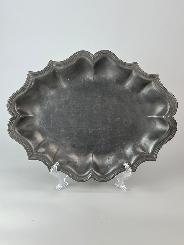 Vassoio in Peltro con Bordo Sagomato – Vintage Rustico