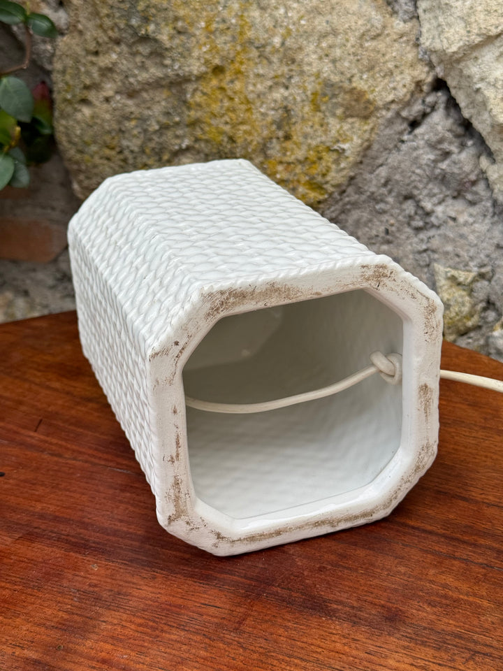 Lampada da tavolo vintage in ceramica bianca effetto intrecciato con paralume plissettato