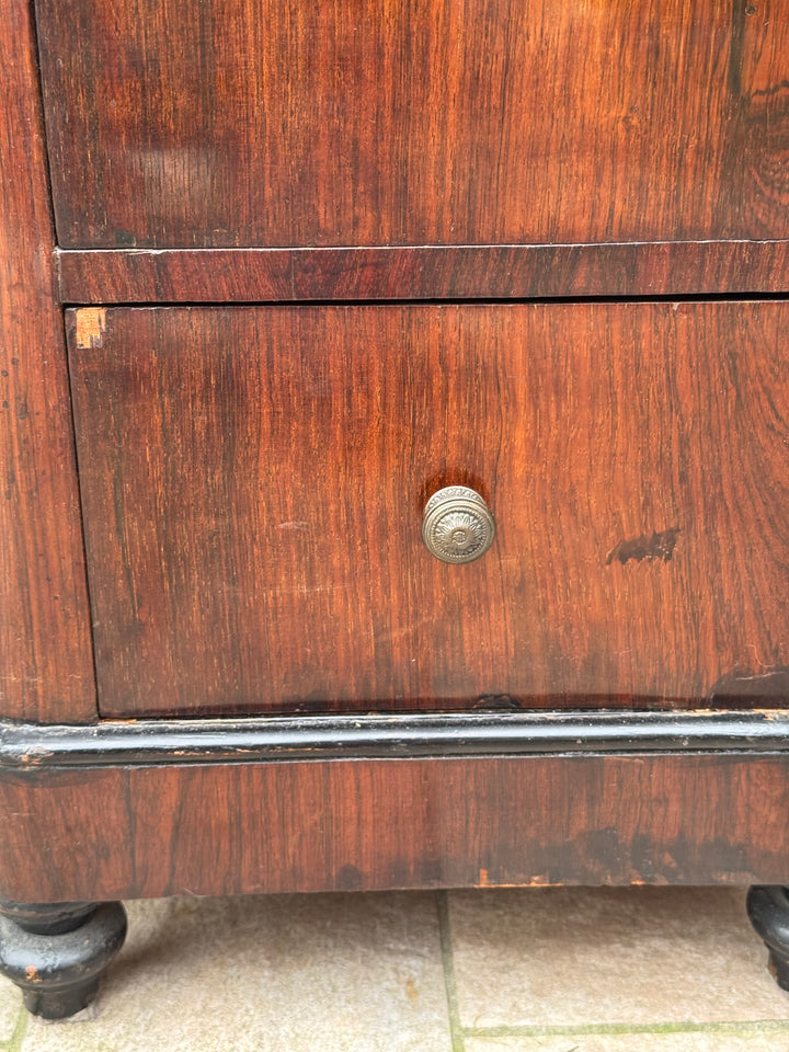 Comodino antico a colonna con anta e due cassetti Italia prima metà Novecento