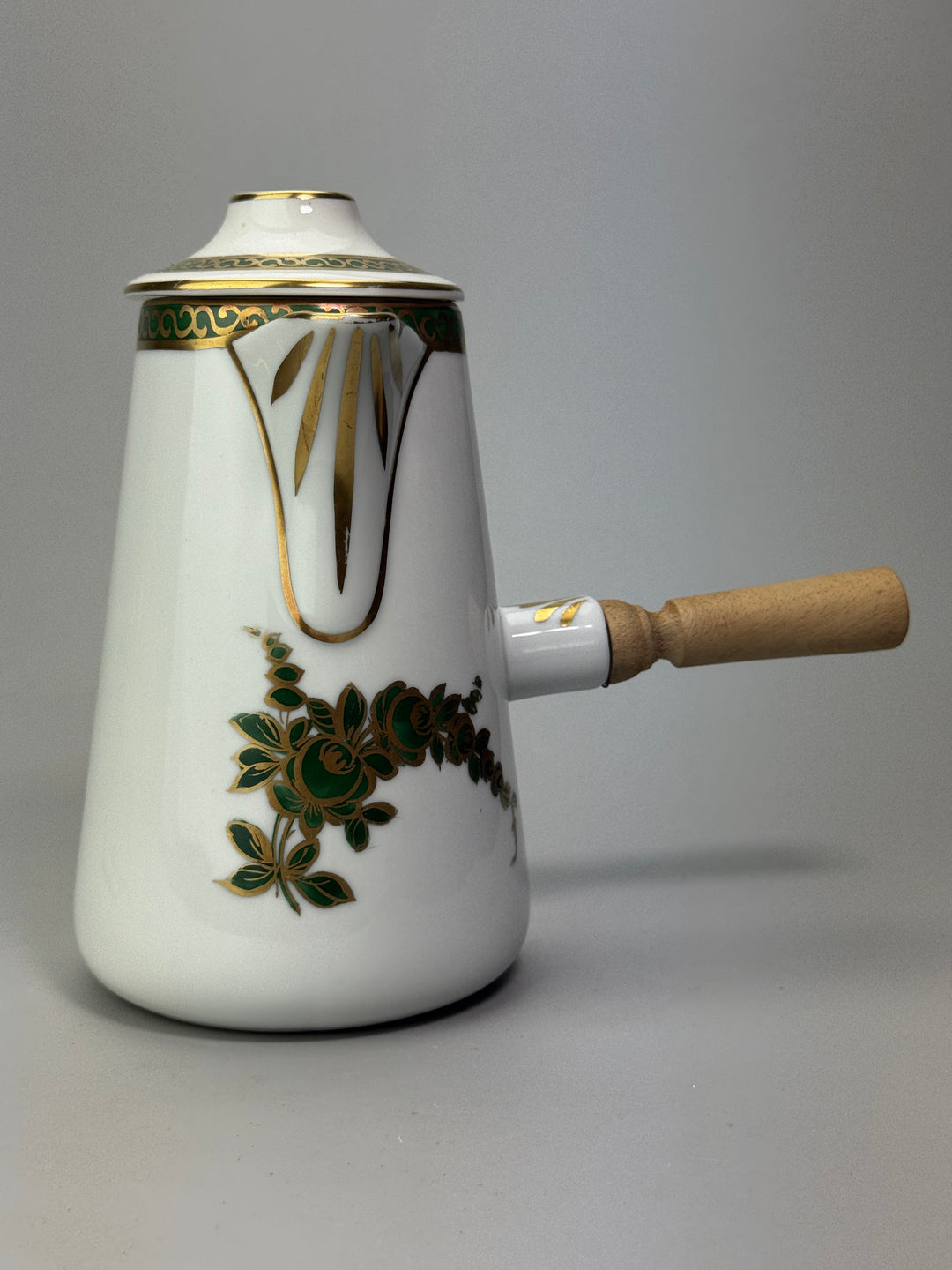 Cioccolatiera vintage in porcellana decorata con manico in legno