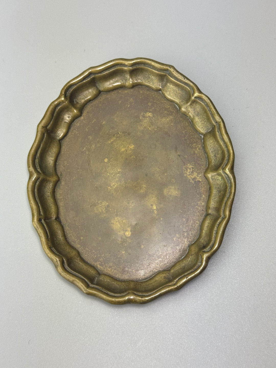 Vassoietti vintage in ottone massiccio con bordo sagomato