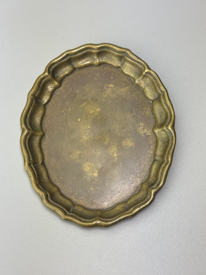 Vassoietti vintage in ottone massiccio con bordo sagomato