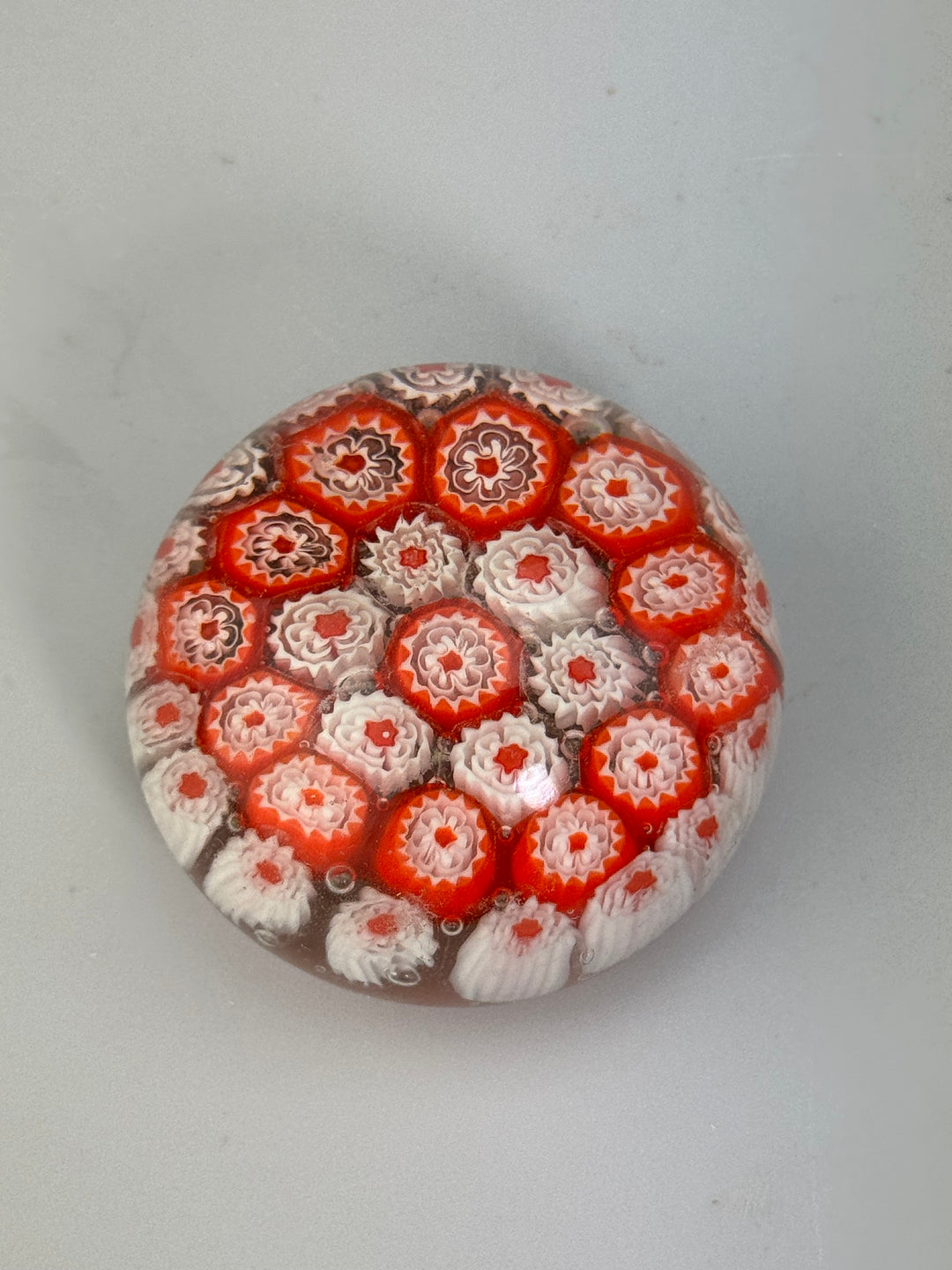 Fermacarte in vetro con murrine rosse e bianche