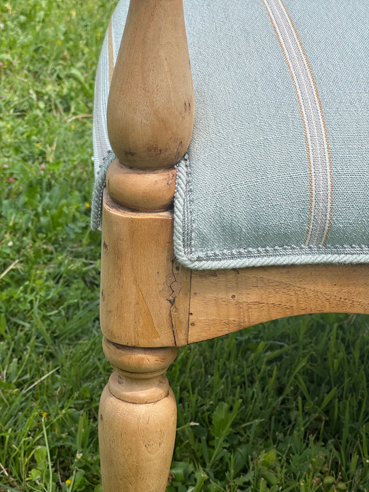 Coppia di poltrone francesi in legno chiaro con rivestimento a righe azzurro e beige