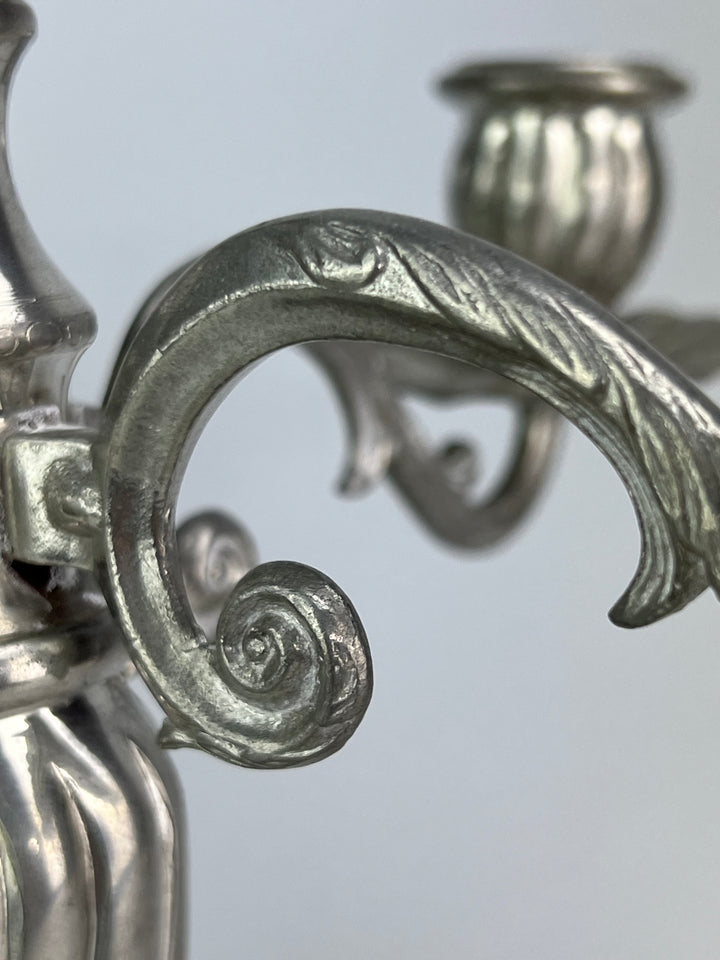 Coppia di candelabri in peltro a 5 bracci stile classico