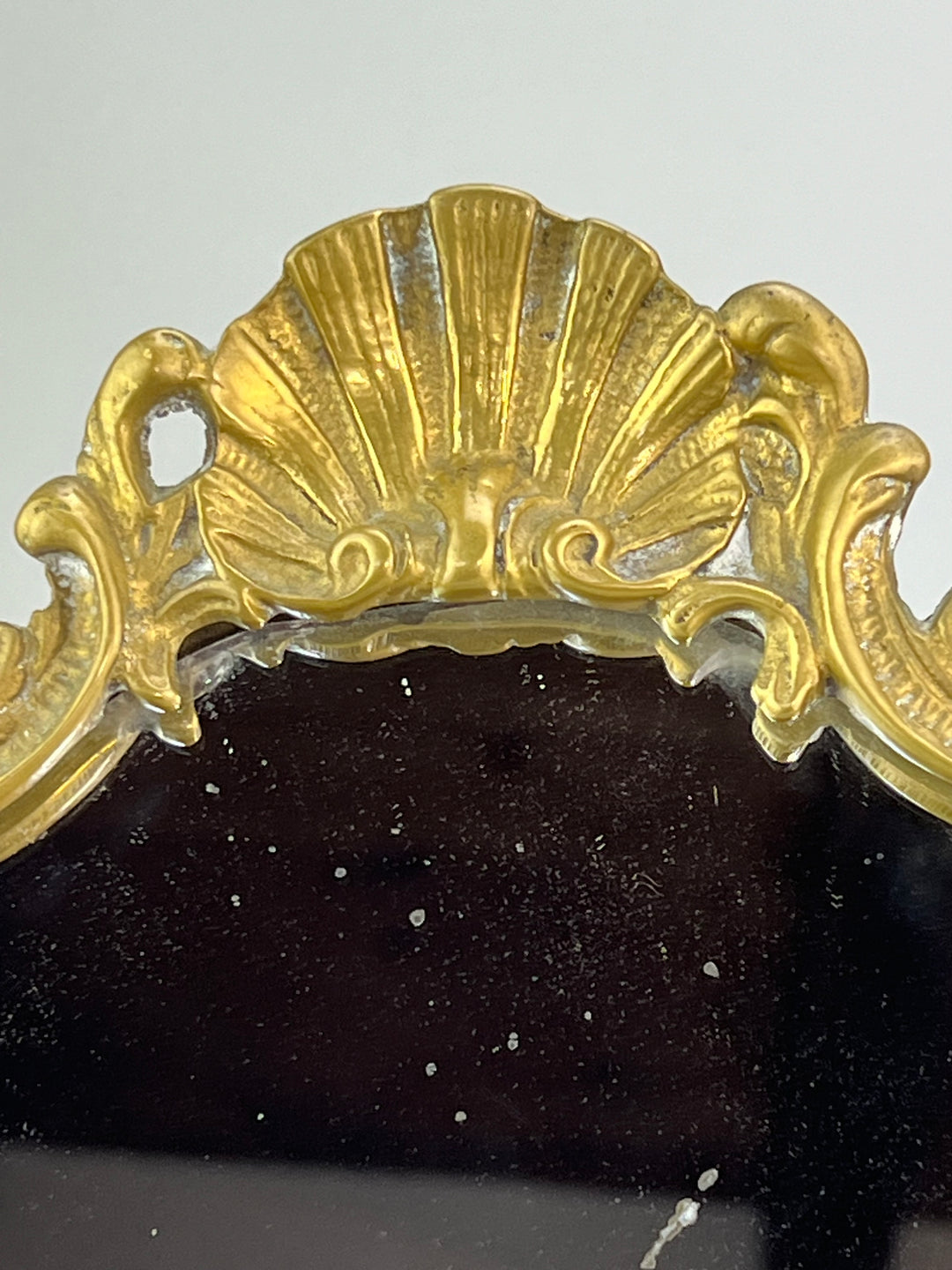 Specchio da tavolo in bronzo dorato con putti stile rococò