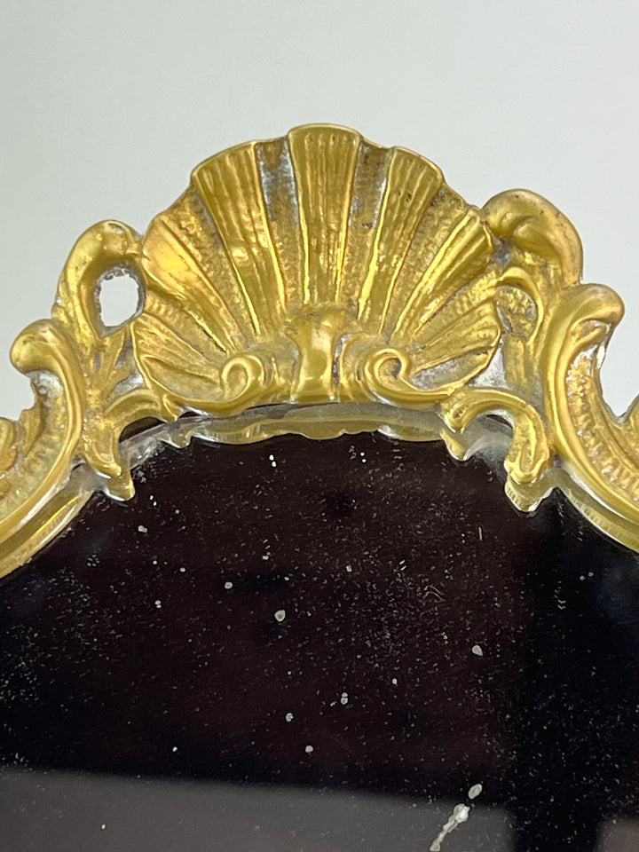 Specchio da tavolo in bronzo dorato con putti stile rococò