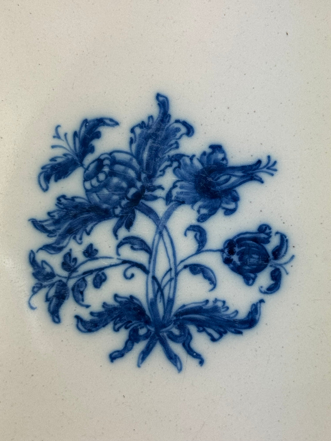 Vassoio vintage in ceramica bianca con decoro floreale blu