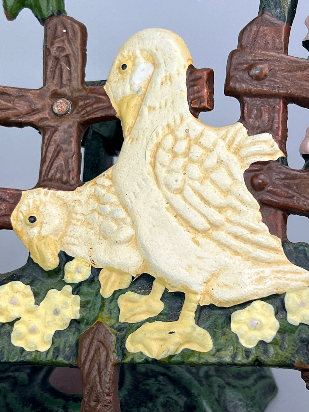 Leggio vintage in ghisa decorata scena con papere