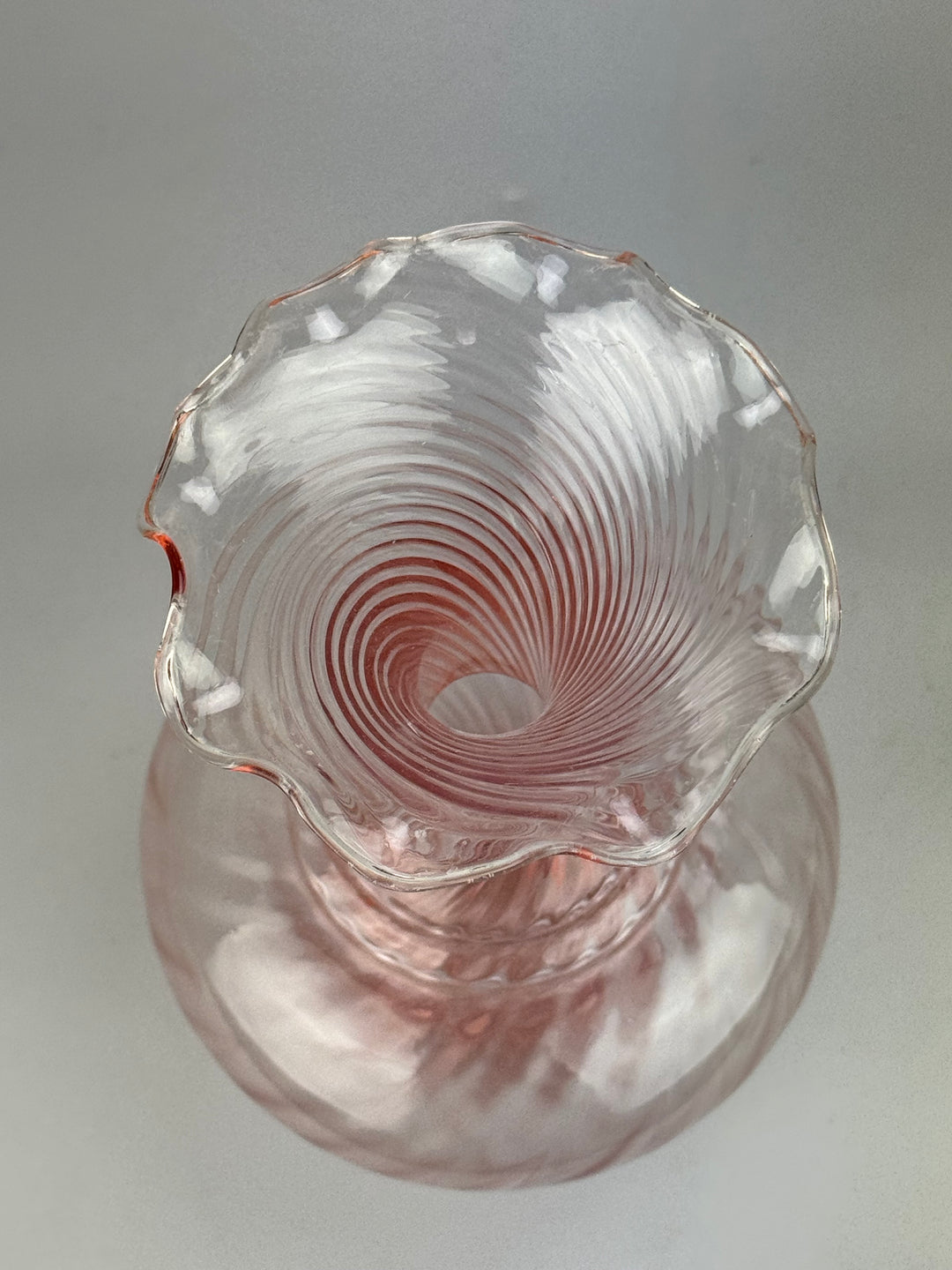 Vaso vintage in vetro rosa a spirale con bordo a fazzoletto