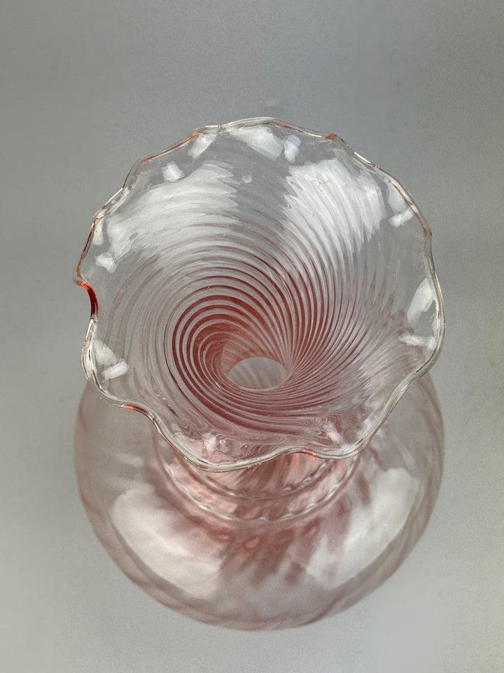 Vaso vintage in vetro rosa a spirale con bordo a fazzoletto