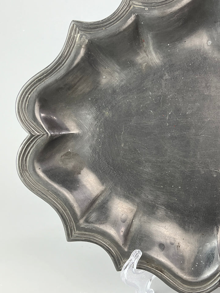 Vassoio in Peltro con Bordo Sagomato – Vintage Rustico