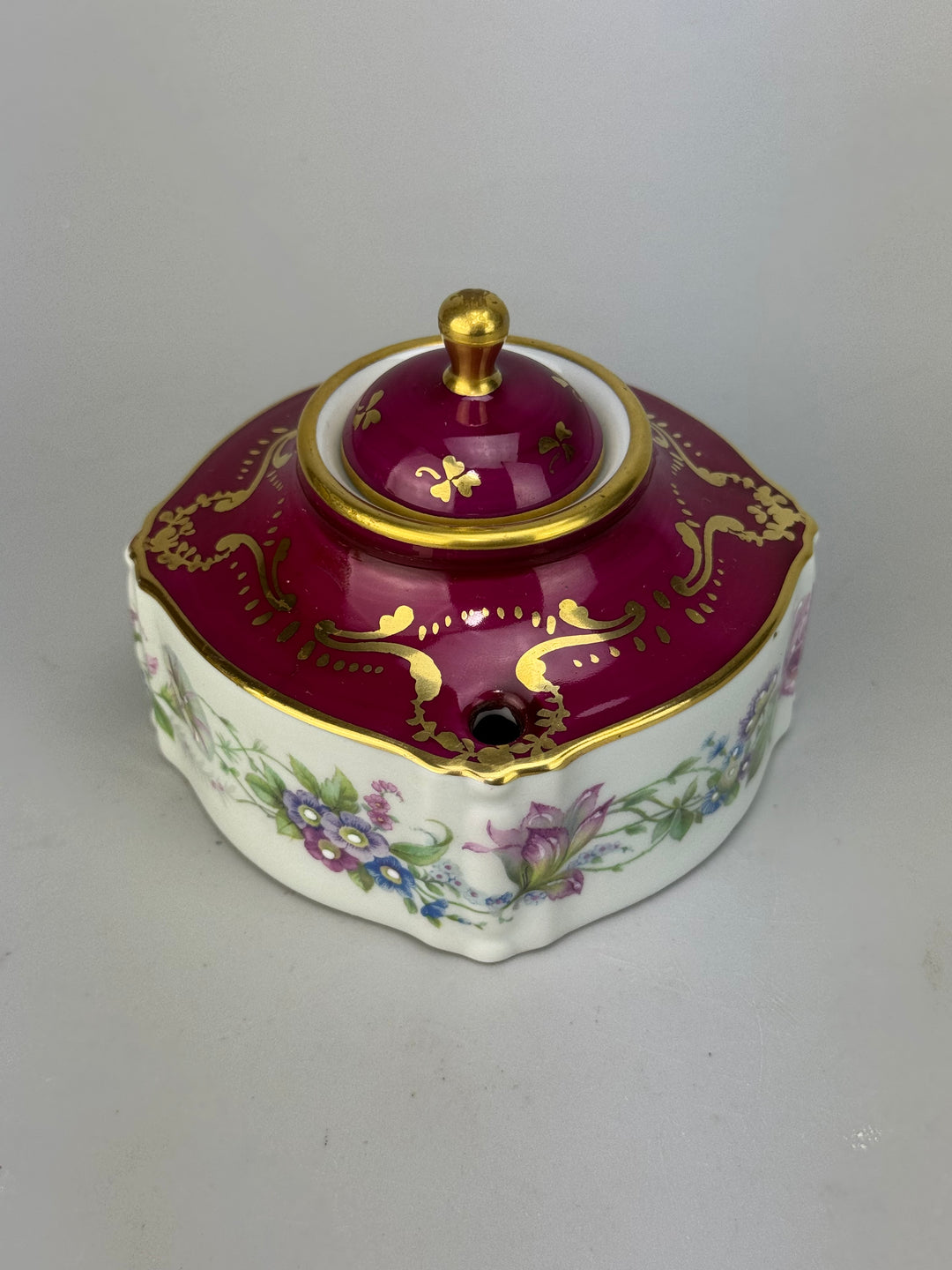 Calamaio in porcellana Limoges bordeaux e oro con decoro floreale