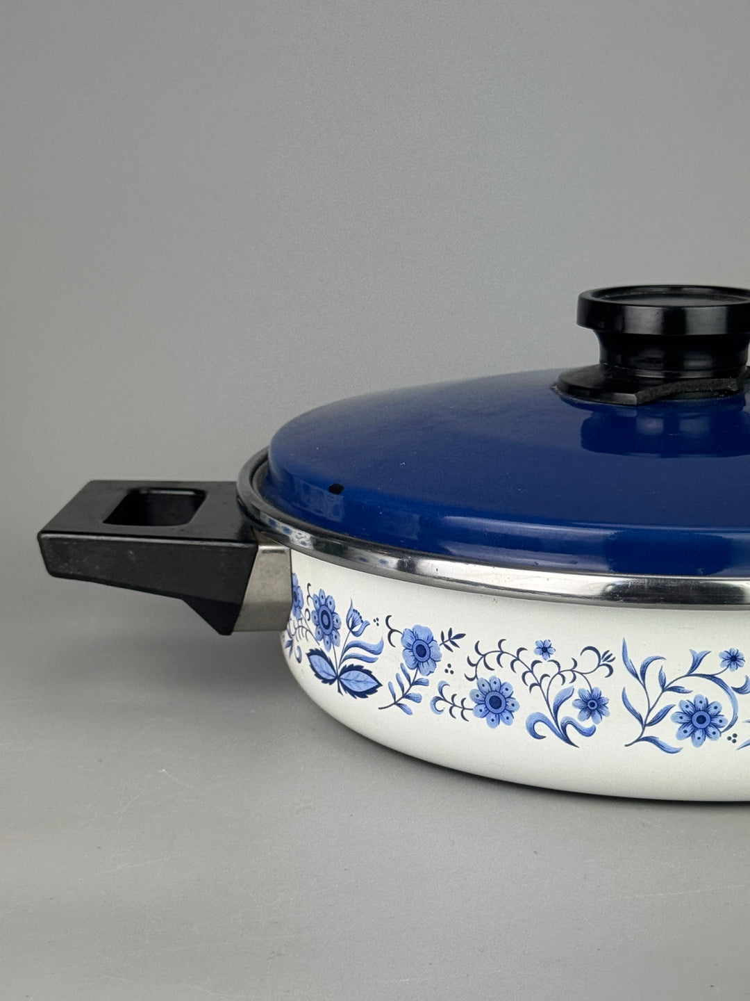 Set pentole vintage smaltate bianche e blu con decorazione floreale