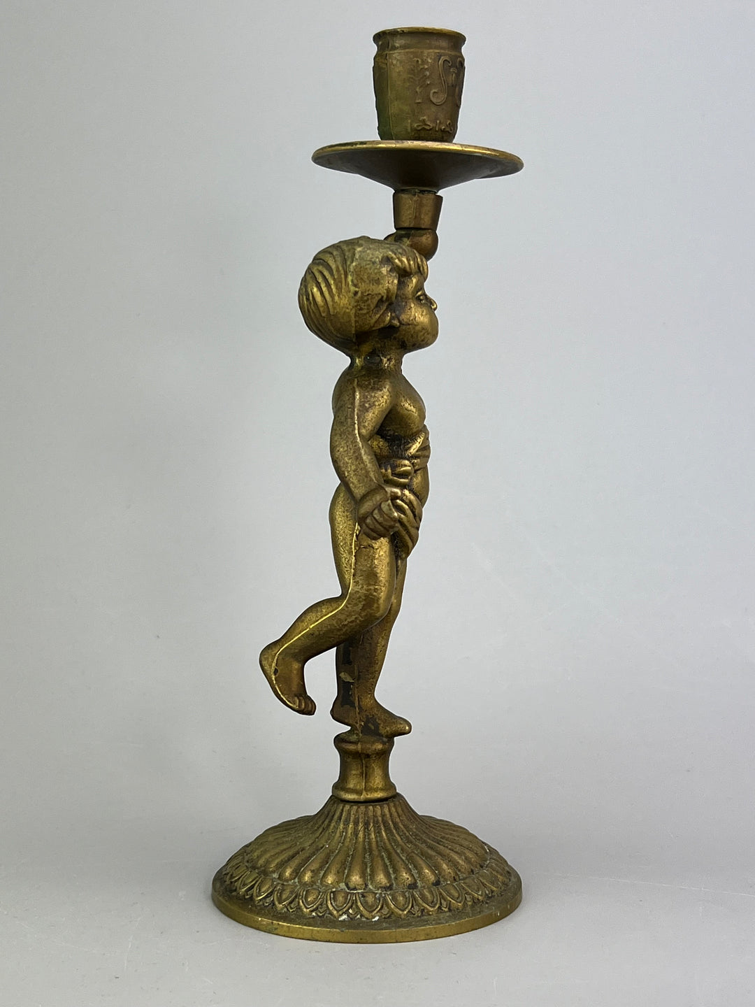 Coppia di putti portacandela in ottone dorato