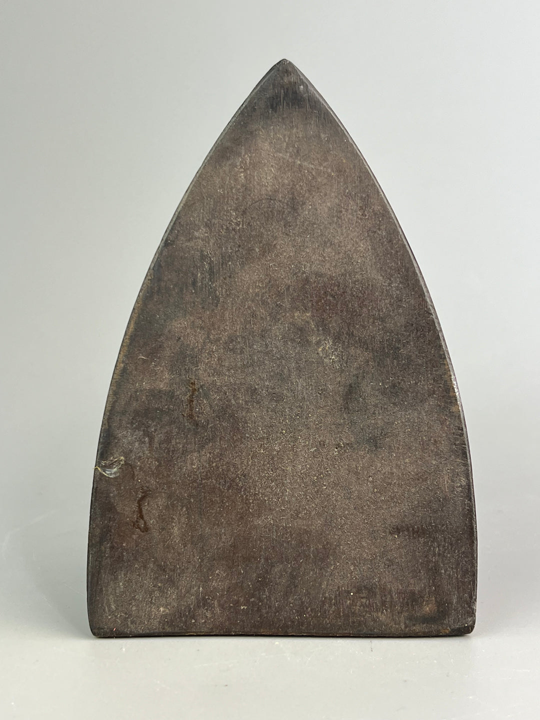 Ferro da stiro antico in ghisa