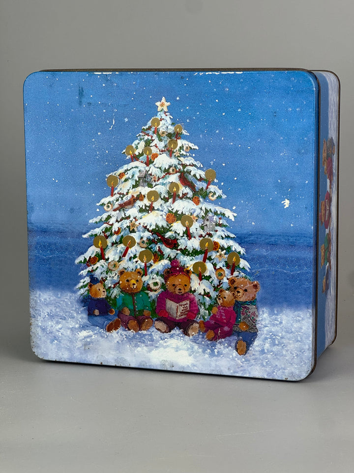 Scatola di latta natalizia vintage con orsetti e albero di Natale