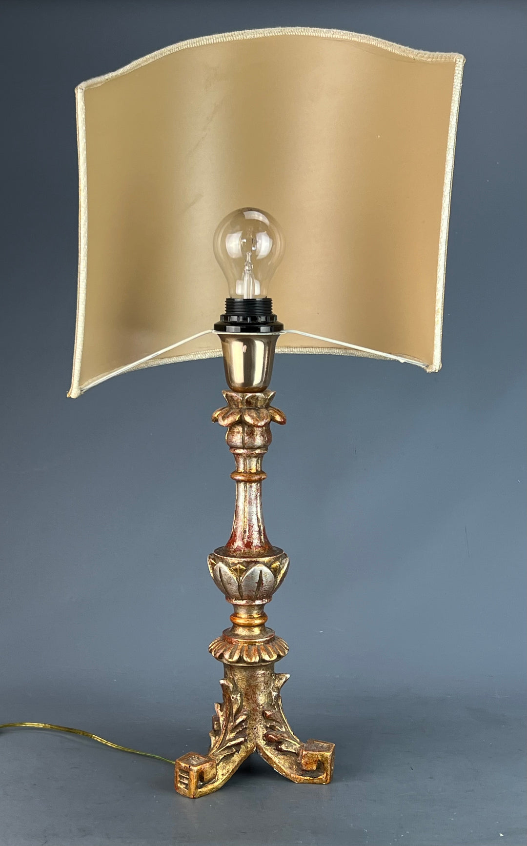 Lampada da tavolo legno dorato paralume verde