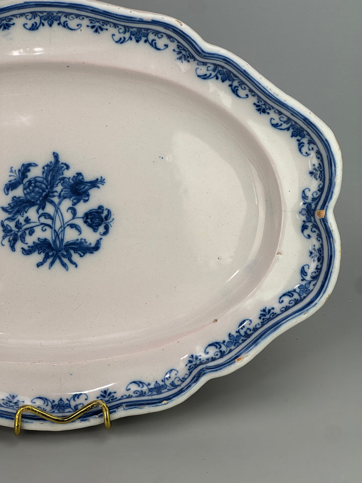 Vassoio vintage in ceramica bianca con decoro floreale blu