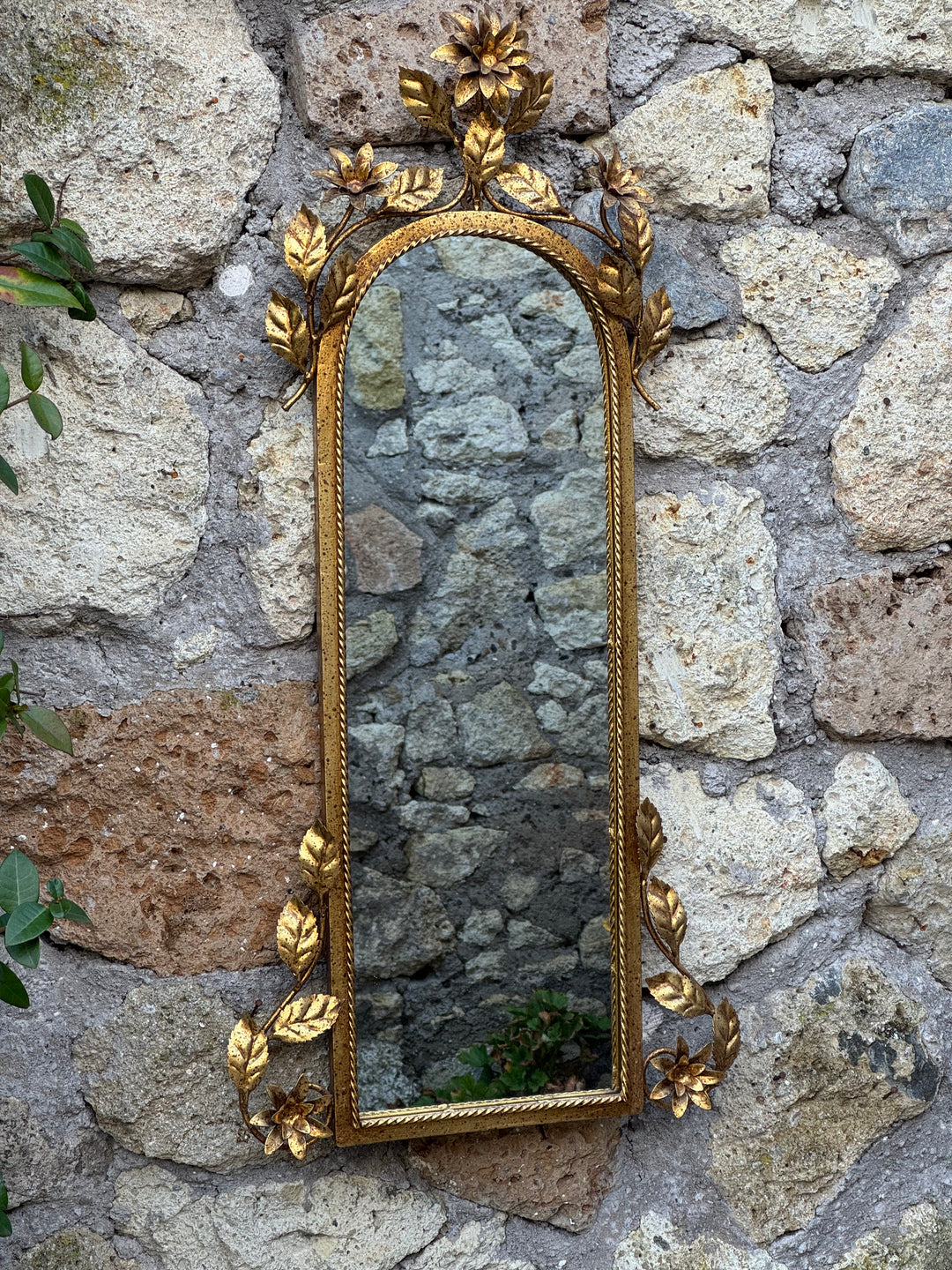 Specchio vintage in metallo dorato con fiori e foglie