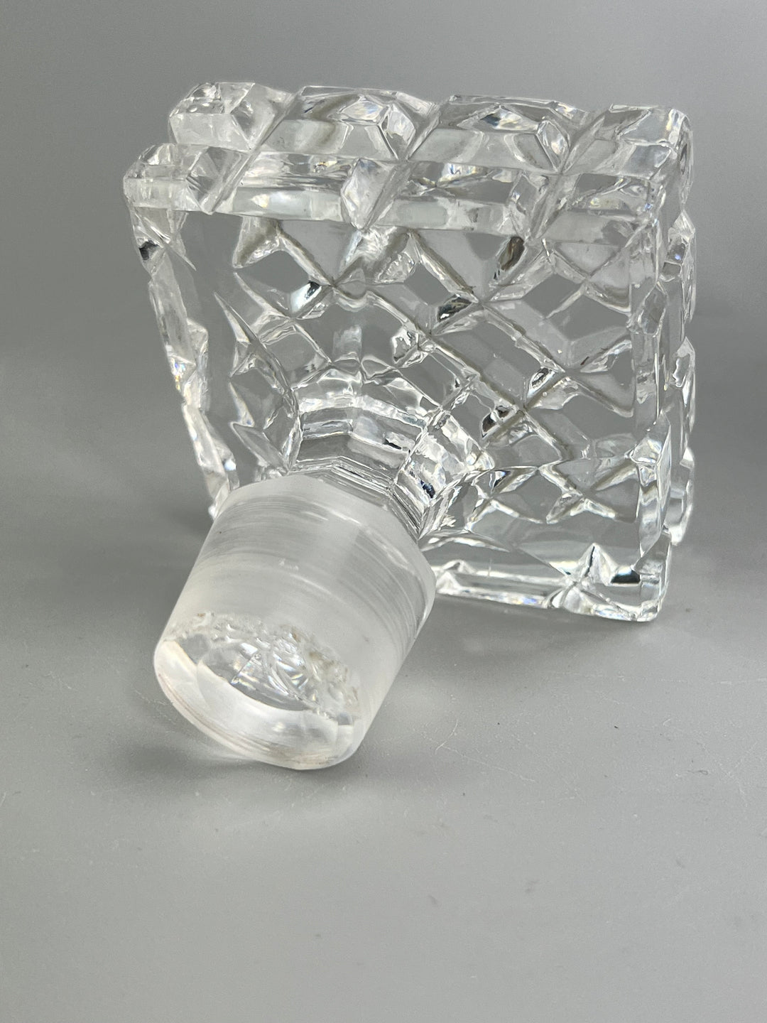 Bottiglia in cristallo molato con tappo design geometrico