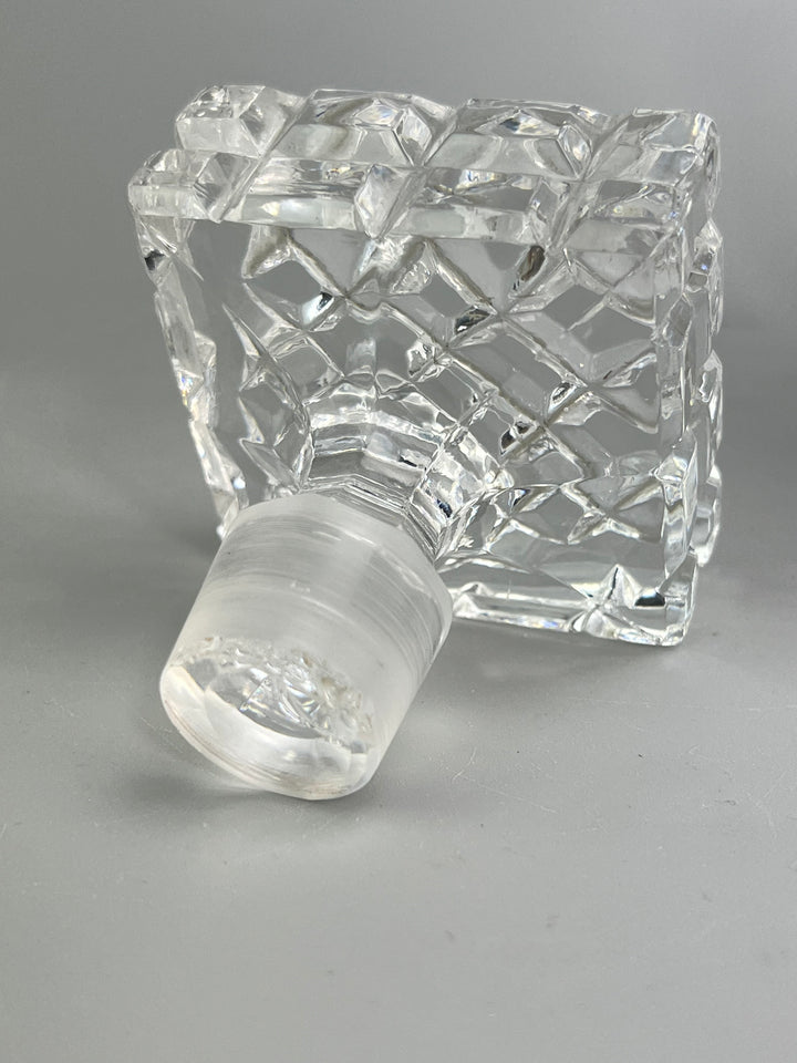 Bottiglia in cristallo molato con tappo design geometrico