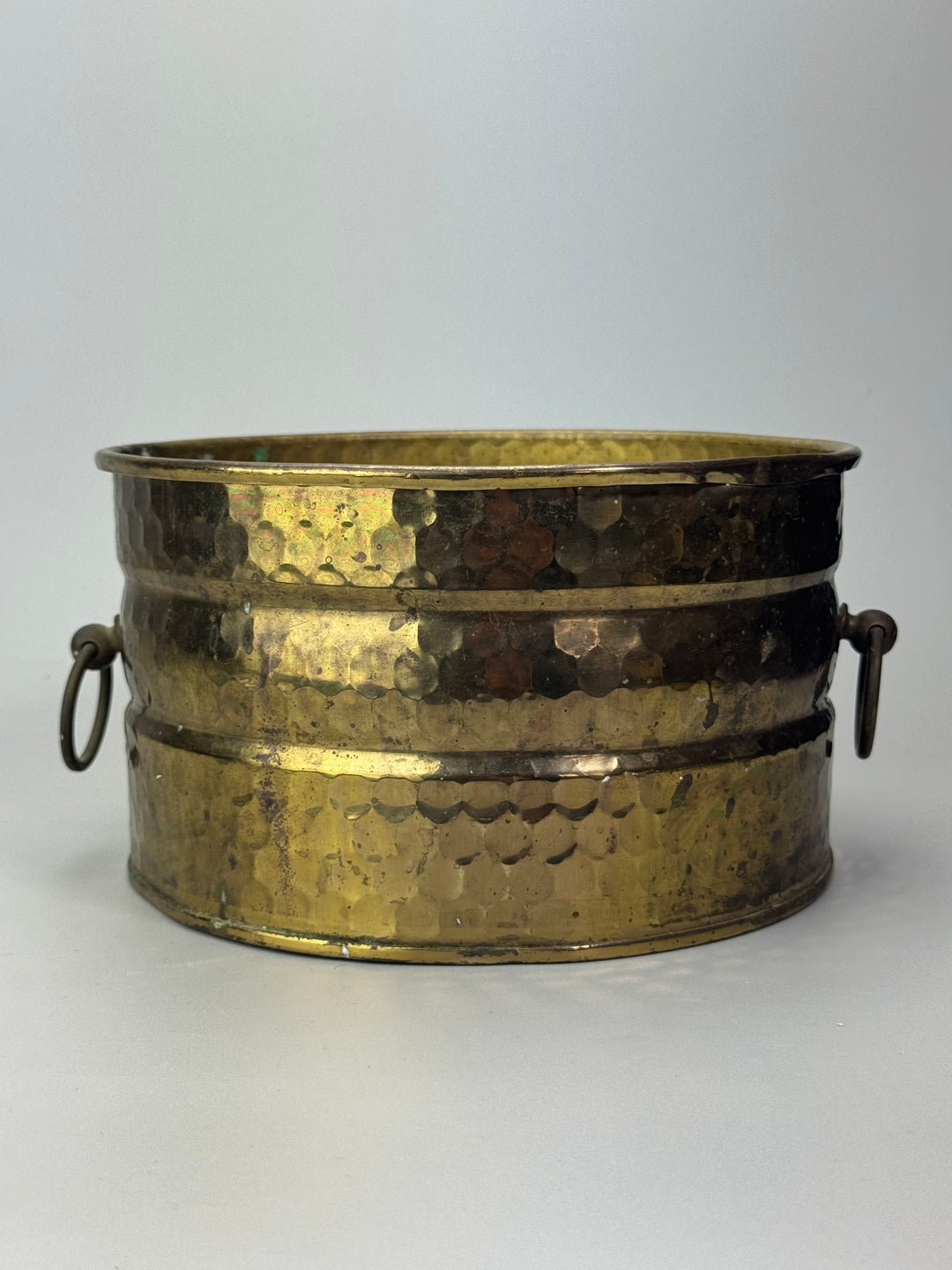 Cachepot Portavaso vintage in ottone martellato