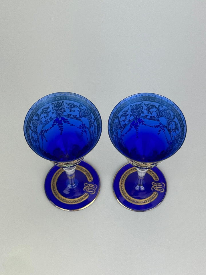 Coppia di calici vintage in vetro blu cobalto con decori dorati e floreali