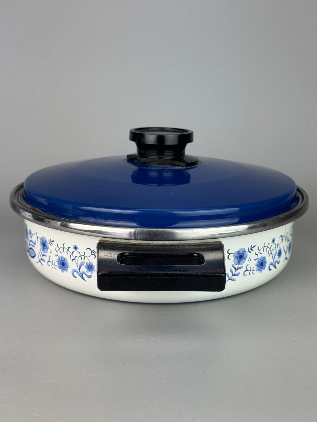 Set pentole vintage smaltate bianche e blu con decorazione floreale
