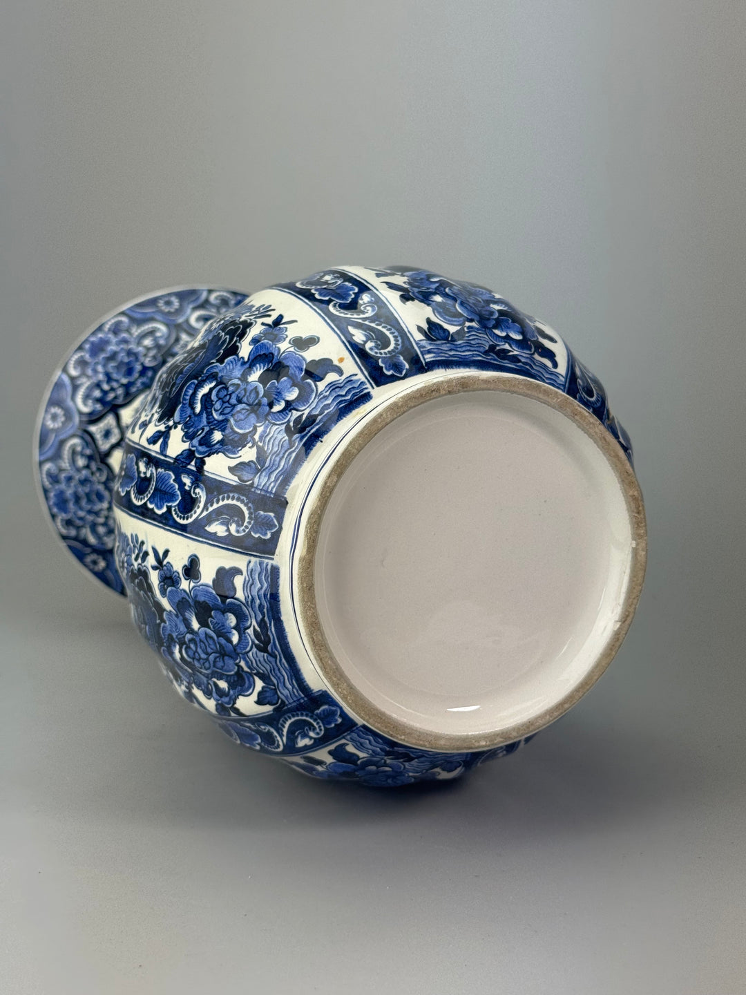 Vaso decorativo in ceramica bianca e blu stile delft
