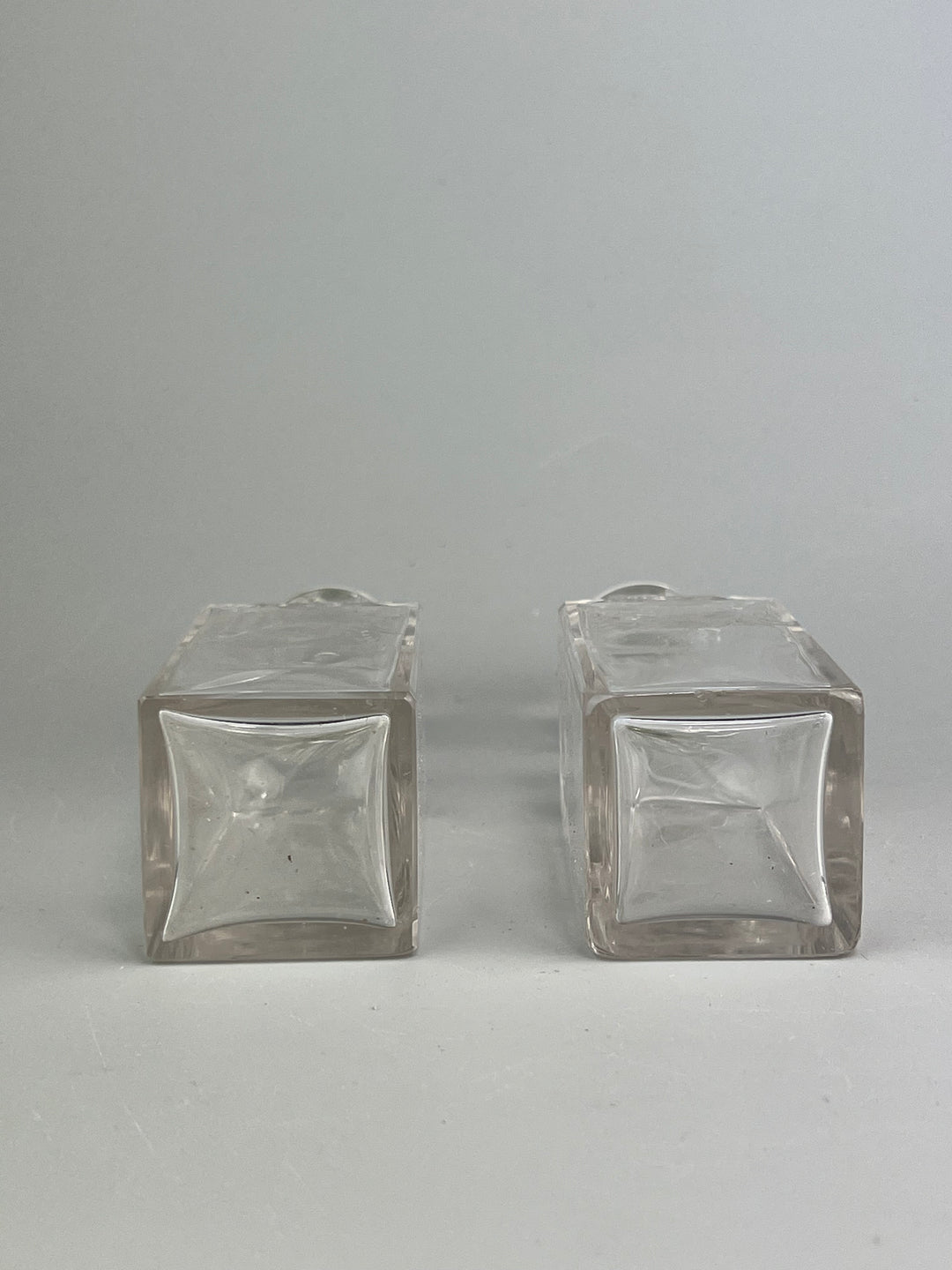 Coppia bottigliette da profumo in cristallo inciso con tappo molato vintage