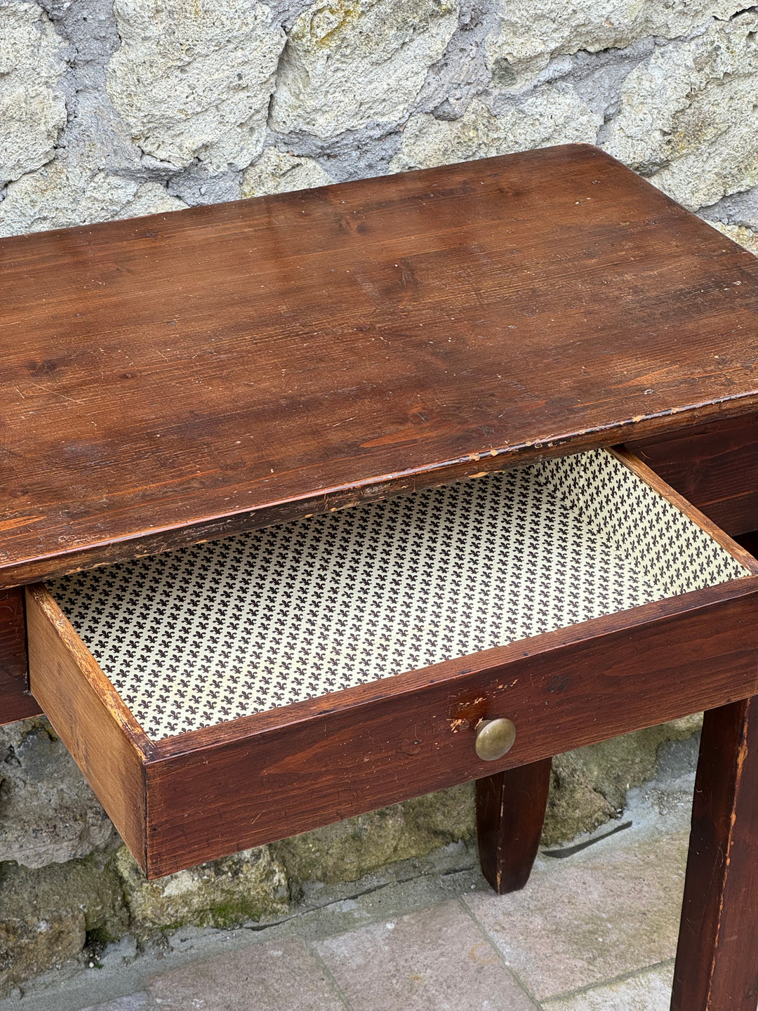 Scrittoio vintage in legno massello con cassetto centrale