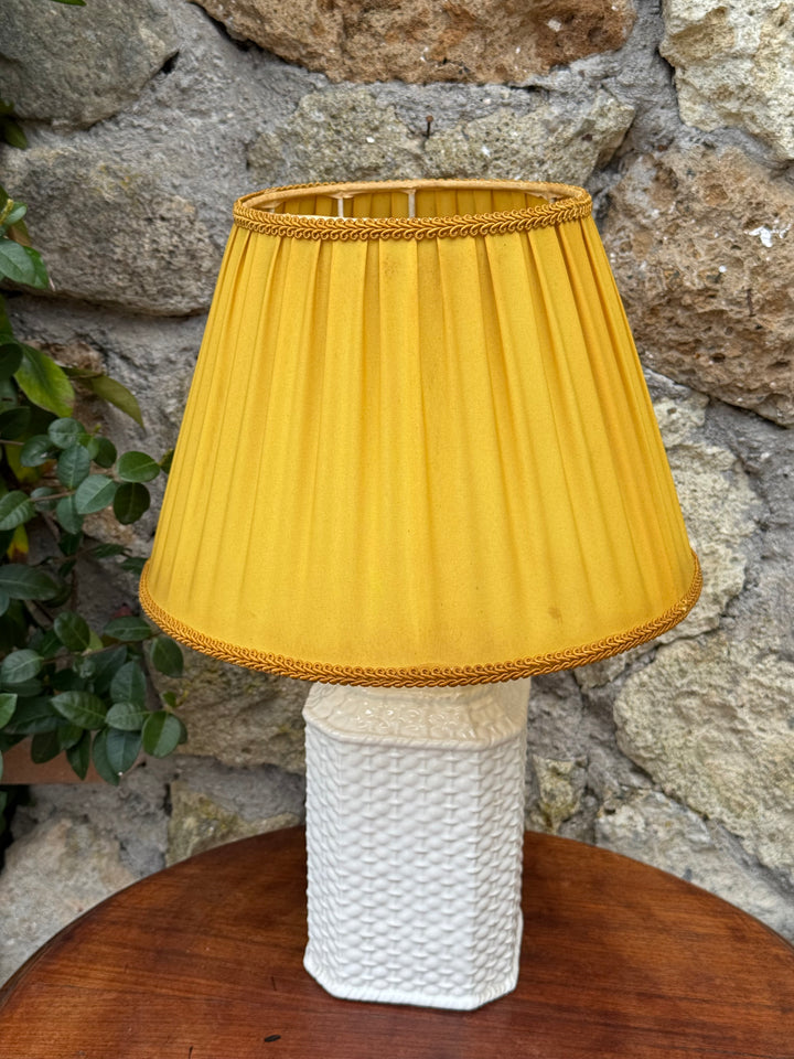 Lampada da tavolo vintage in ceramica bianca effetto intrecciato con paralume plissettato