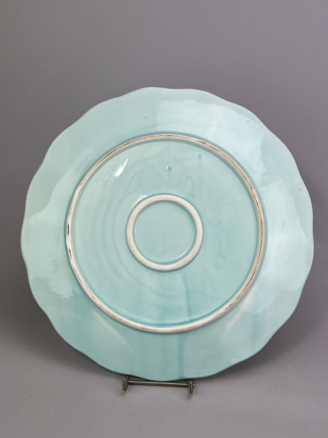 Piatto decorativo in ceramica azzurra con fragole in rilievo