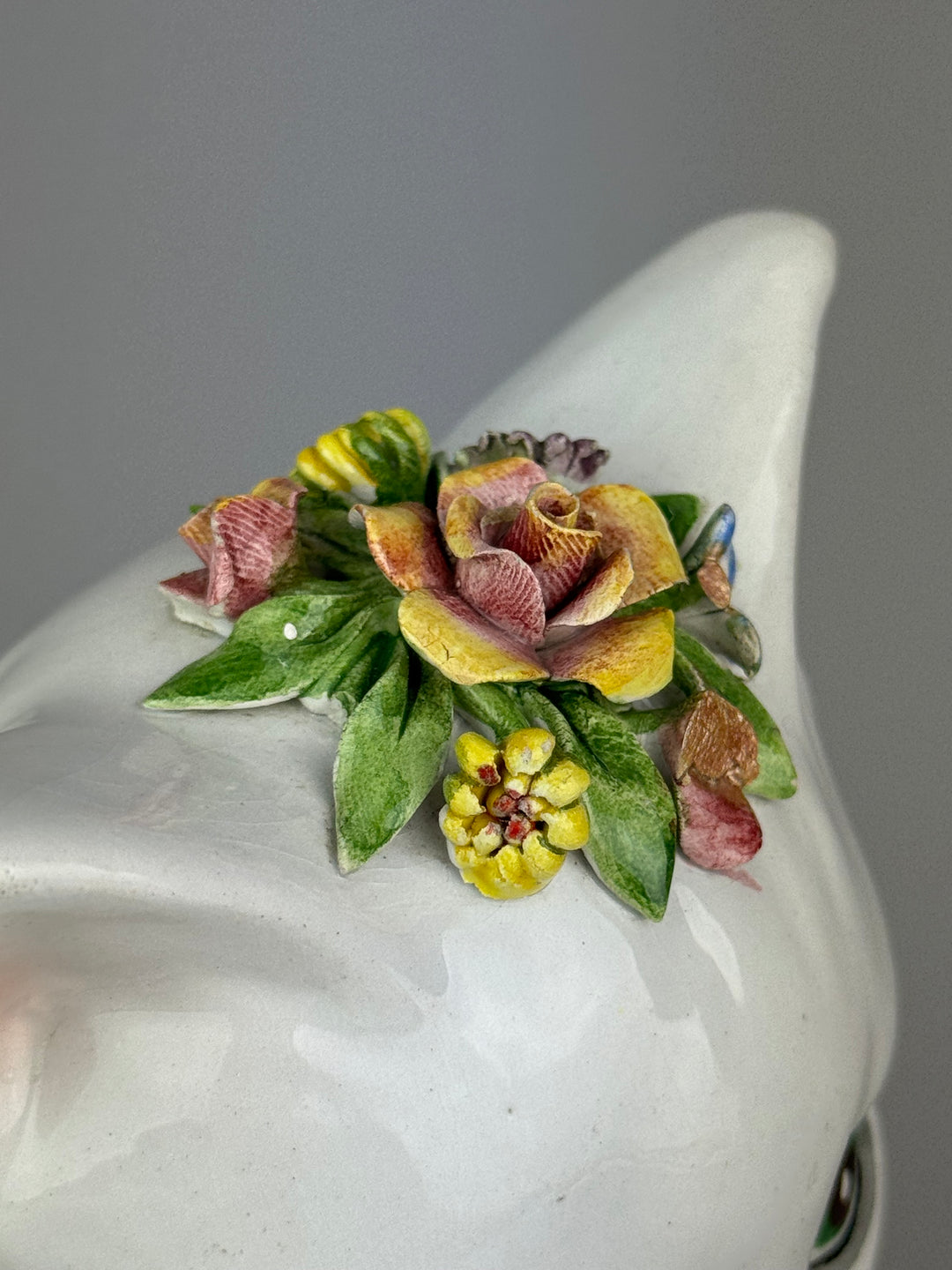 Statua Gatto decorativo vintage in ceramica italiana con fiori applicati