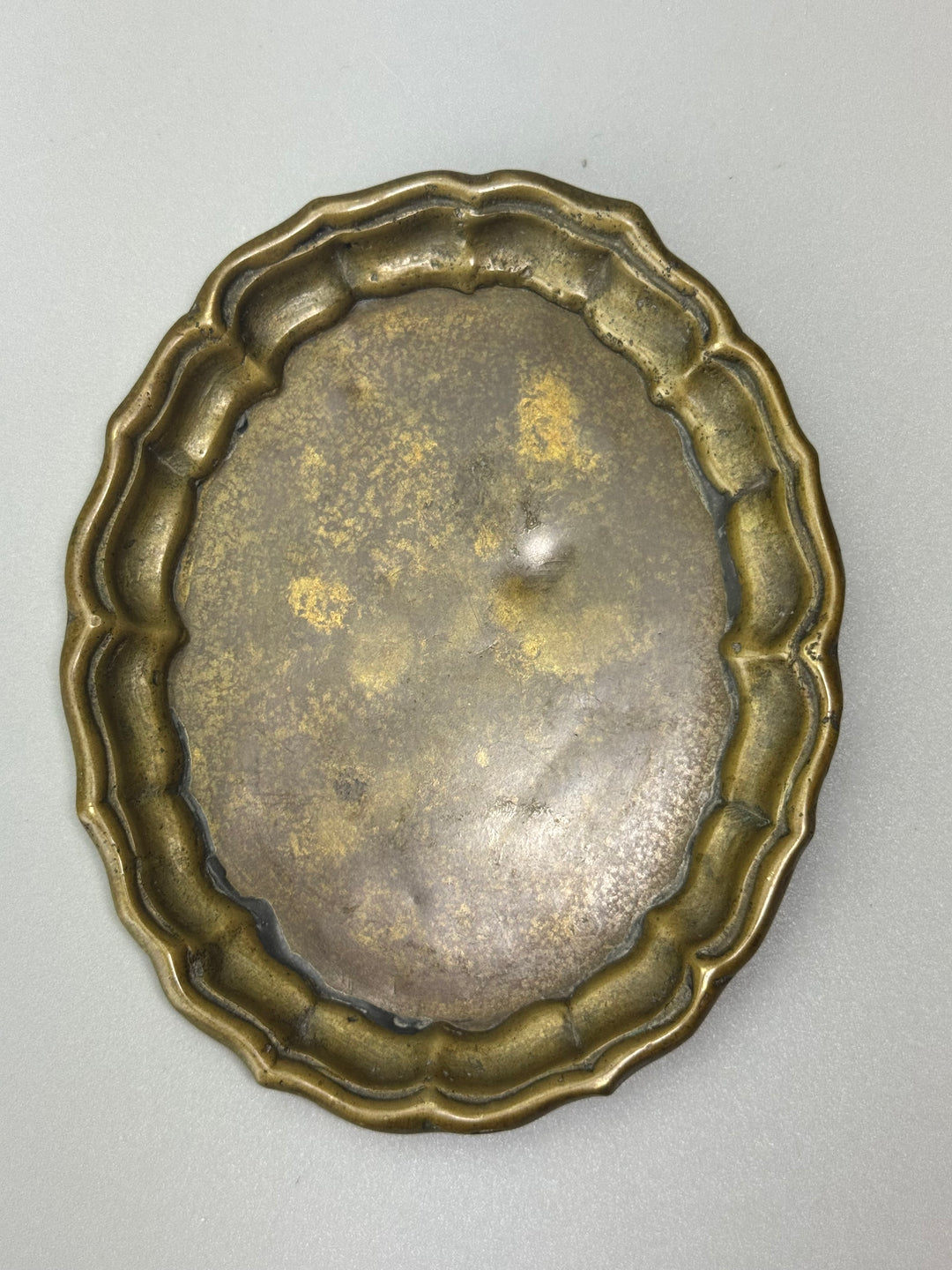 Vassoietti vintage in ottone massiccio con bordo sagomato