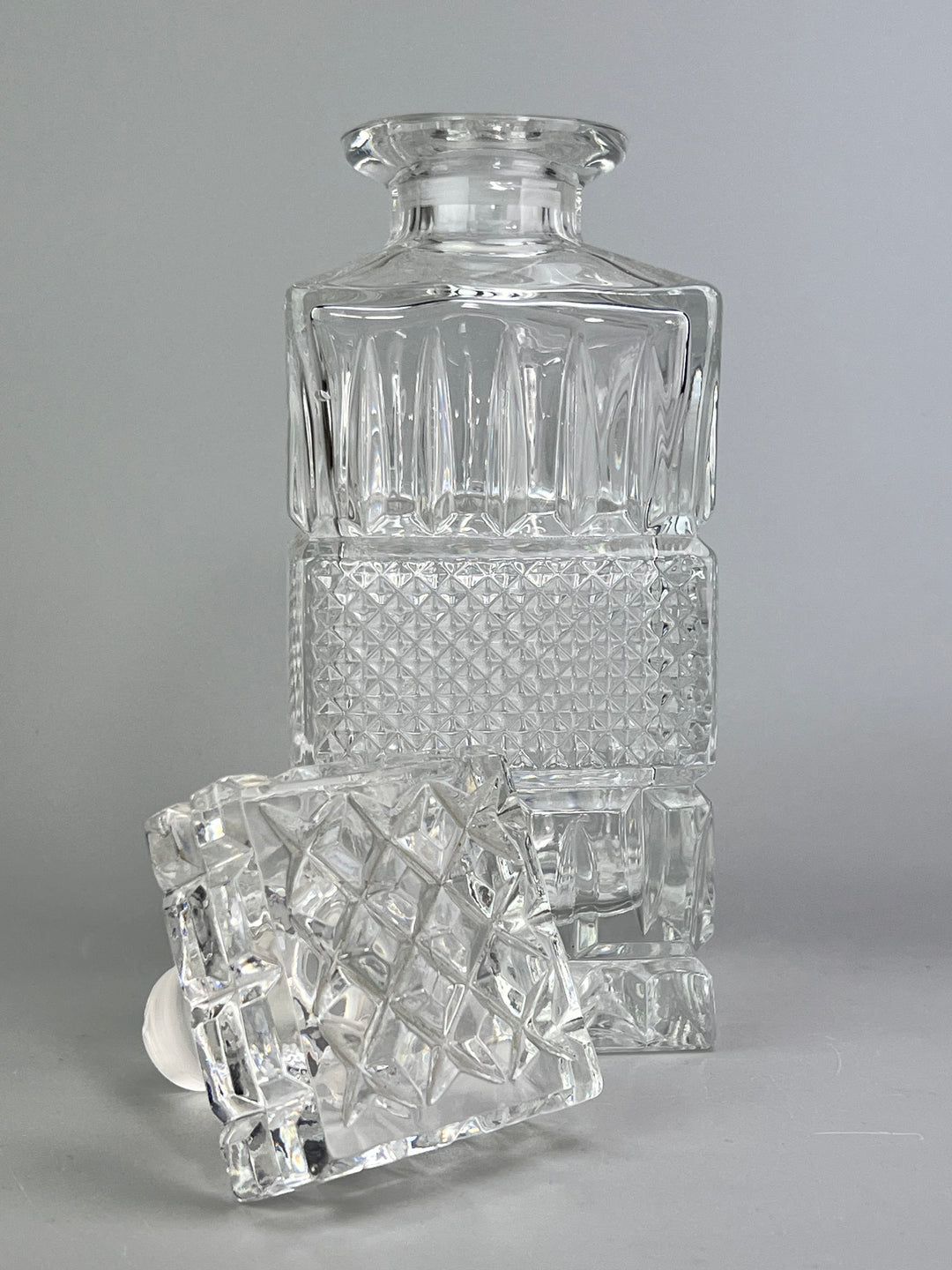 Bottiglia in cristallo molato con tappo design geometrico