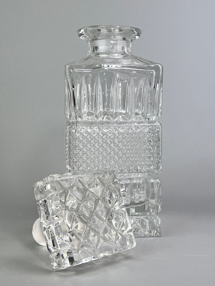 Bottiglia in cristallo molato con tappo design geometrico