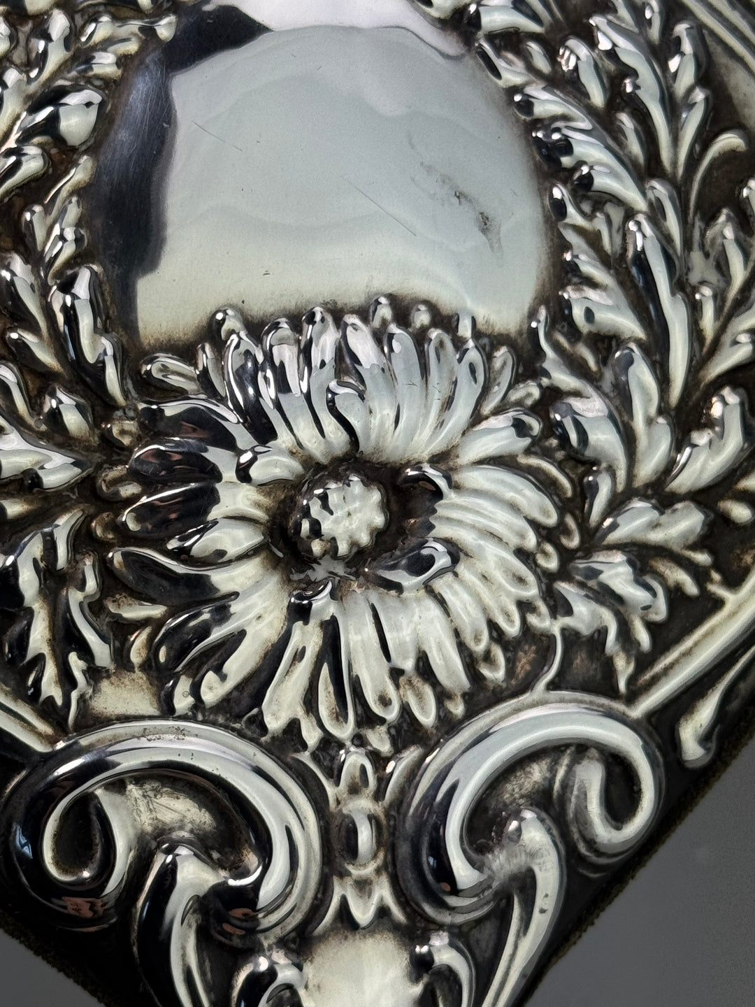 Specchietto da mano in argento cesellato decoro floreale Liberty