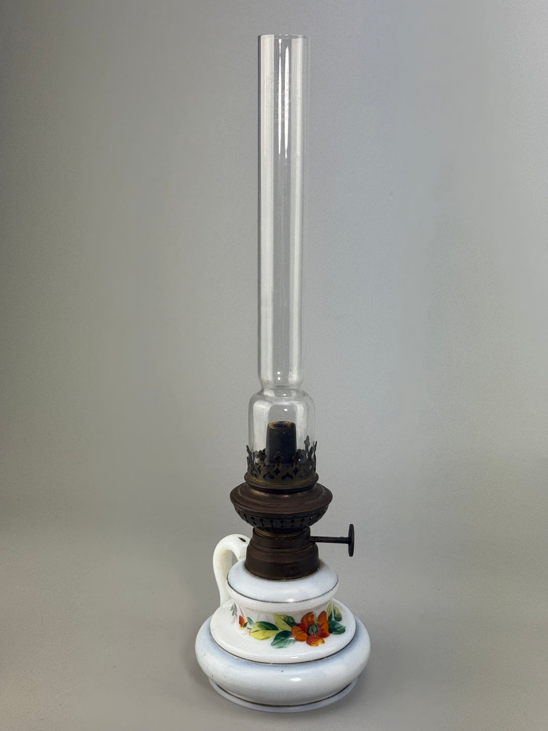 Lampada ad olio in vetro opalino decorato