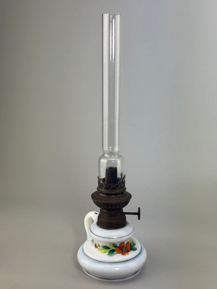 Lampada ad olio in vetro opalino decorato