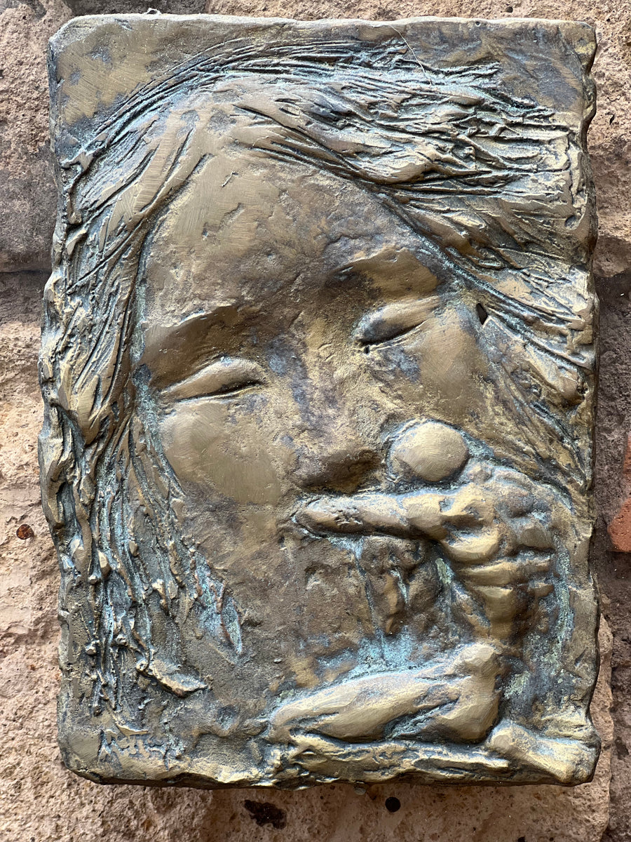 <p>Altorilievo in bronzo incorniciato raffigurante un volto e una figura maschile in movimento, come a rappresentare un attimo catturato nel tempo. Non presenta firma.</p> <p>Misure 41x41 cm</p>