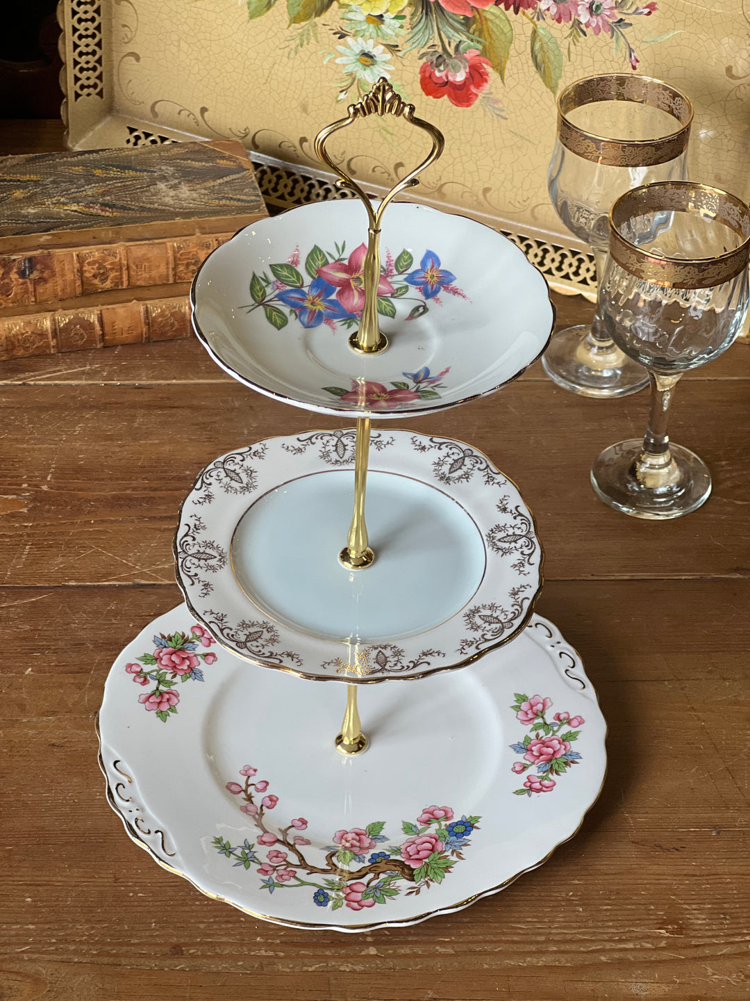 Alzata da dolce a tre piani porcellana inglese