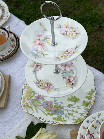 Alzata da dolce a tre piani in porcellana inglese vintage con decoro floreale.