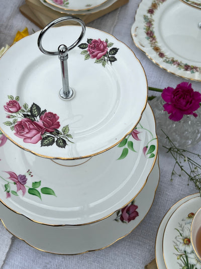 Alzata da dolce a tre piani in porcellana cecoslovacca vintage con decoro floreale.
