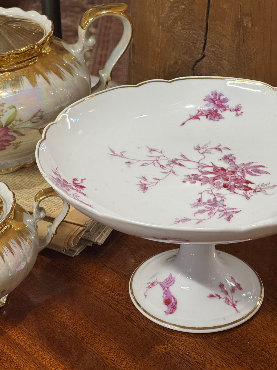 Alzata in porcellana Richard Ginori con decoro floreale viola e bordo dorato