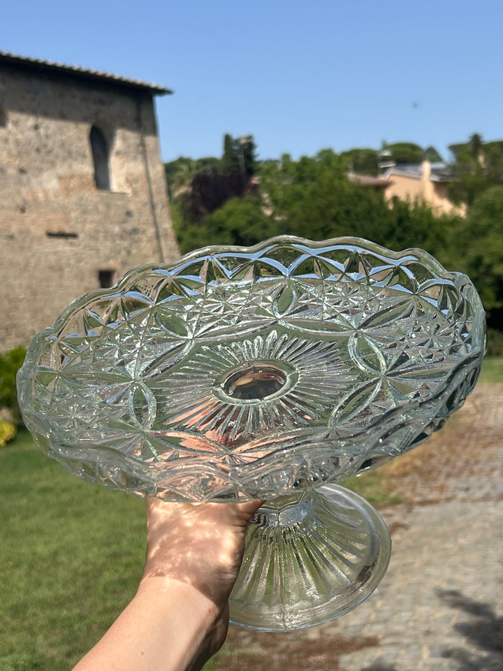 Splendida Alzata in vetro pressato con decoro e bordo ondulato.  Perfette per servire dolcetti, torte o da utilizzare come centrotavola con della frutta fresca.  Misure 25x17 cm